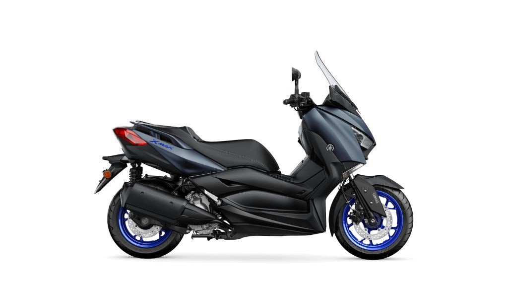 <div class='descrGalleryTitle'>XMAX 300</div><div class='descrGalleryText'><p>Carrozzeria dal design dinamico ispirata all'iconico TMAX e il motore Blue Core Euro5, oltre alle specifiche di alta qualità che comprendono la forcella di tipo motociclistico, fari a LED, accensione Smart Key e vano sottosella per 2 caschi integrali, gli scooter sportivi XMAX 300 e XMAX 125 offrono ai clienti europei un pacchetto di altissimo livello che&nbsp;unisce prestazioni, comfort e stile. E per chi desidera specifiche&nbsp;più ricercate, Yamaha presenta gli XMAX 300&nbsp;Tech MAX e XMAX 125 Tech MAX.&nbsp;Ogni modello XMAX ha una nuova gamma di colori per il 2022. XMAX 300 e XMAX 125 saranno disponibili nel nuovo colore Icon Blue, mentre XMAX 300 e 125 Tech MAX saranno proposti nella nuova tonalità Dark Petrol (foto sotto). Entrambe saranno disponibili tra dicembre 2021 e gennaio 2022.</p>
</div>